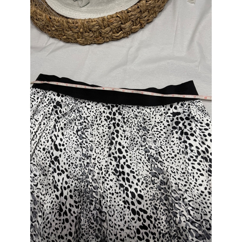 White House Black Market Animal Print Pleated Skirt Black White Size 14 Midi - Picture 7 of 7